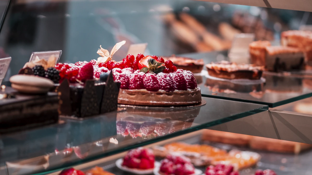 Vitrine de pâtisserie avec gâteaux et tartes