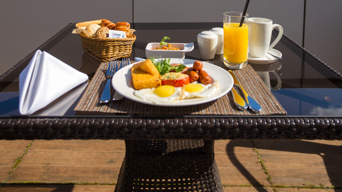 Table de brunch dressée en plein jour