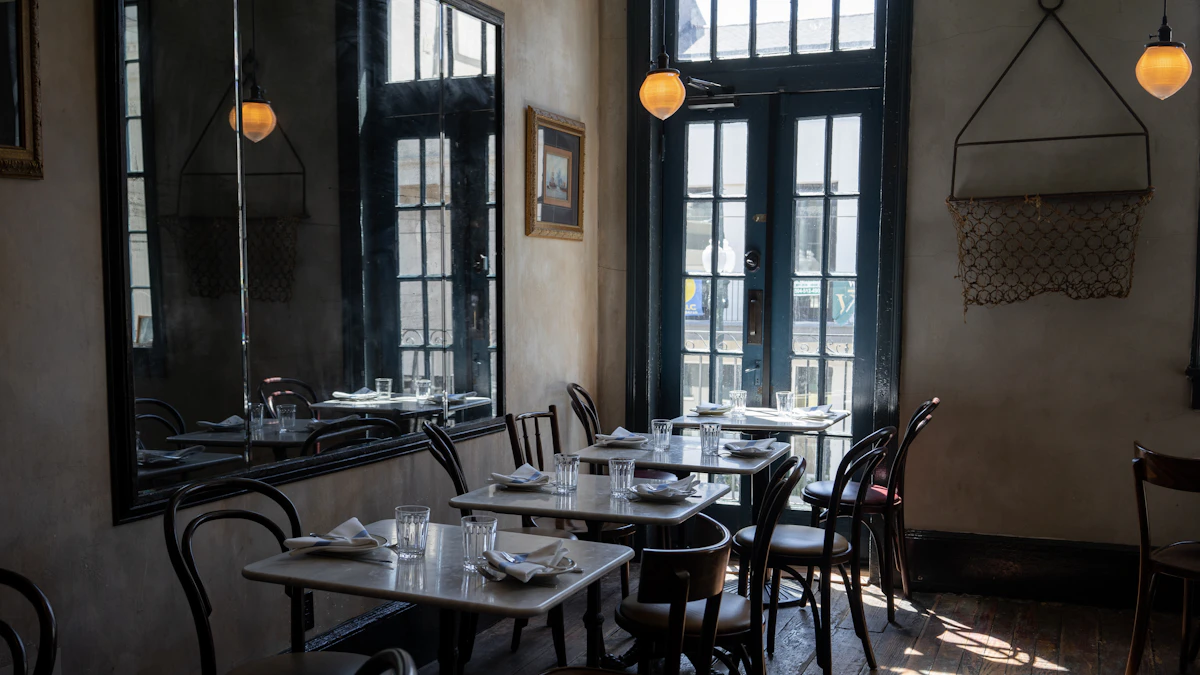 Salle de restaurant à l'ambiance soignée
