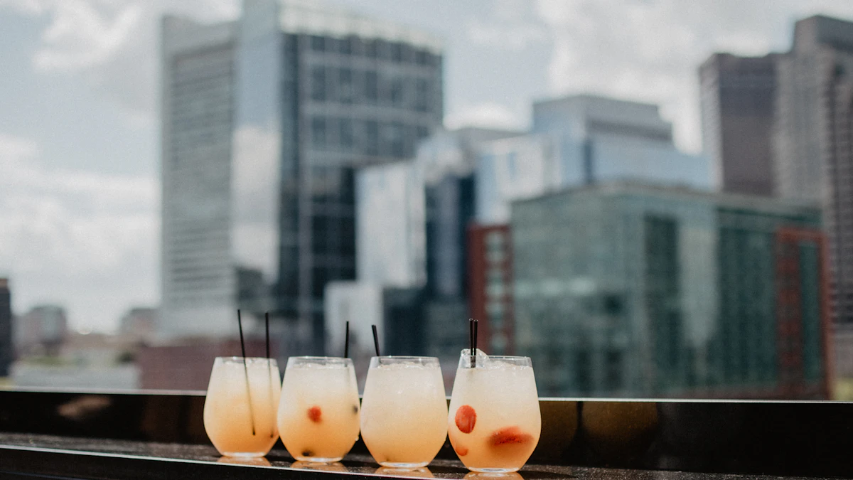 Cocktails sur un rooftop avec vue sur les gratte-ciel