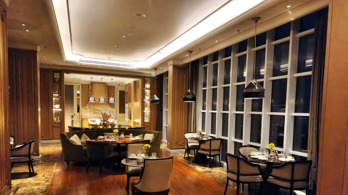 Salle de restaurant à l'ambiance soignée
