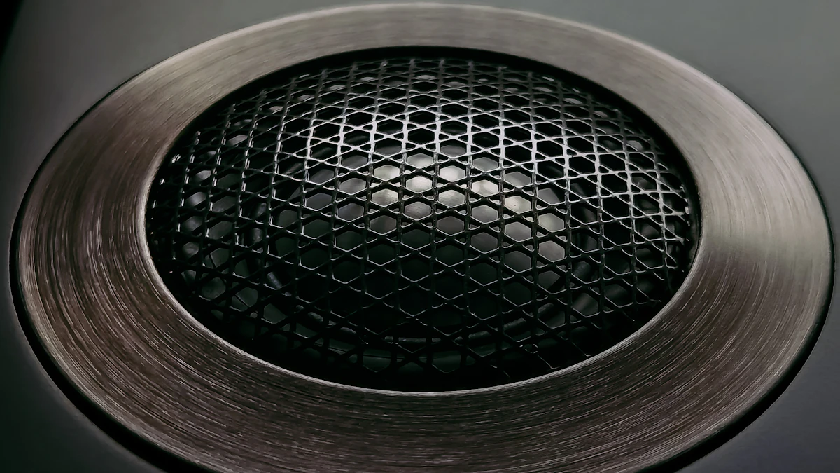 Gros plan sur une grille de haut-parleur