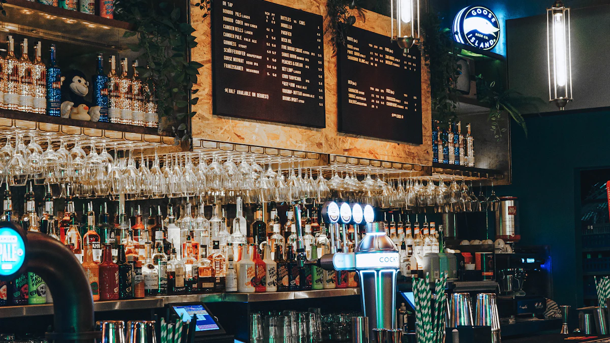 Comptoir d'un bar à cocktails animé en soirée