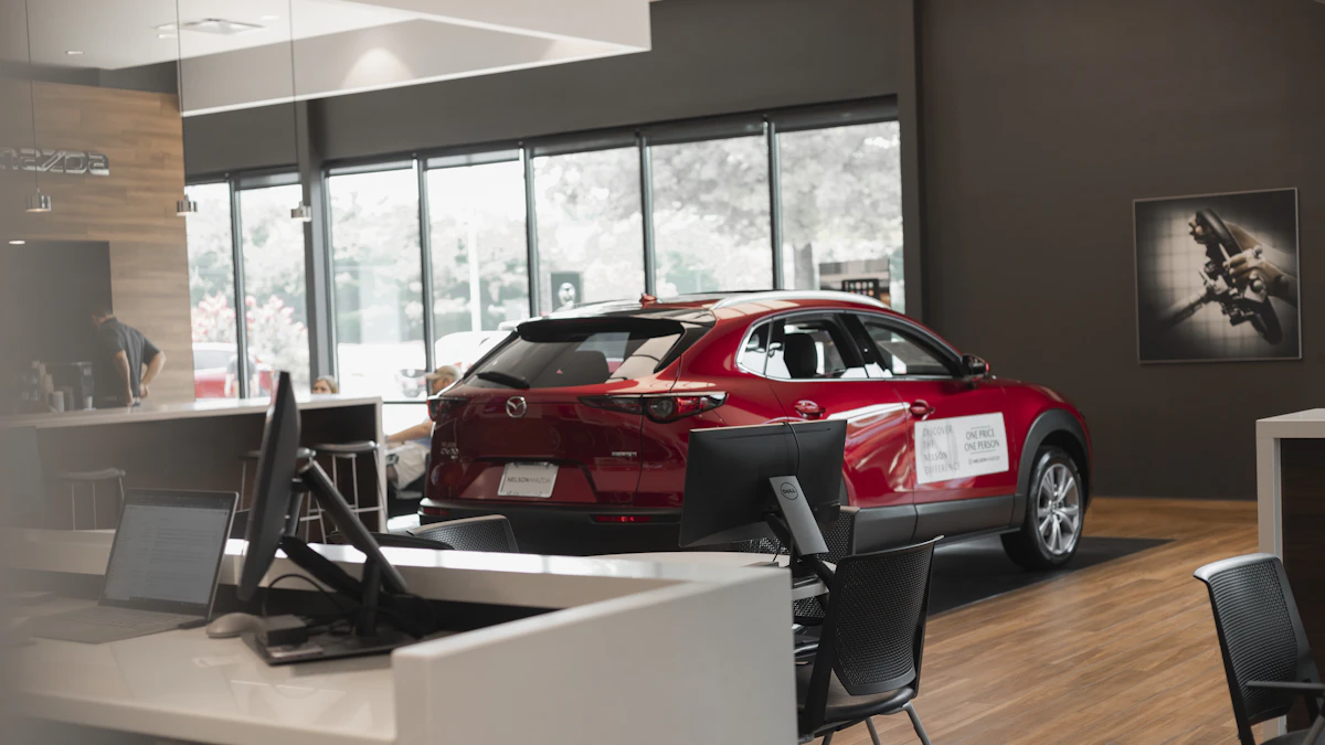 Showroom d'une concession automobile avec véhicule exposé
