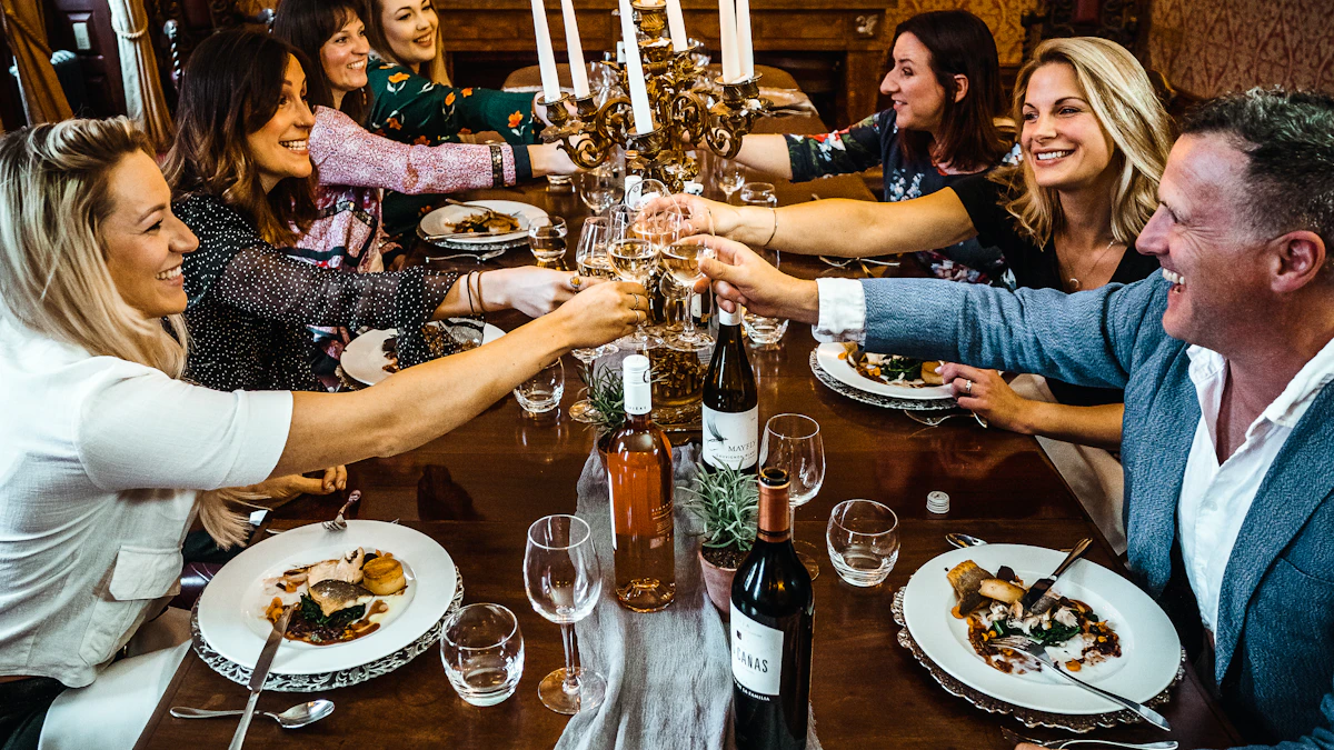 Groupe d'amis trinquant à table dans un restaurant le soir