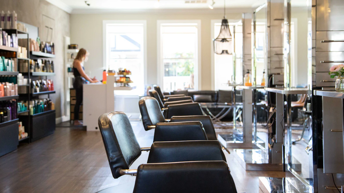 Intérieur d'un institut de beauté avec fauteuils de coiffure