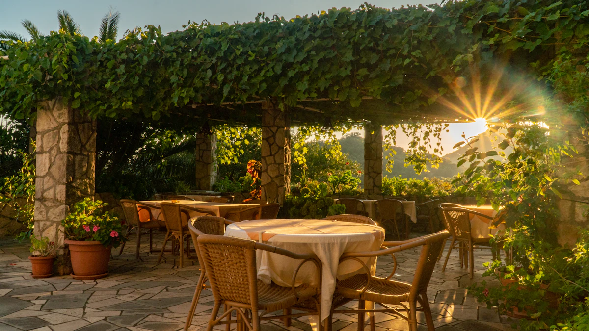 Terrasse de restaurant sous une pergola au coucher du soleil
