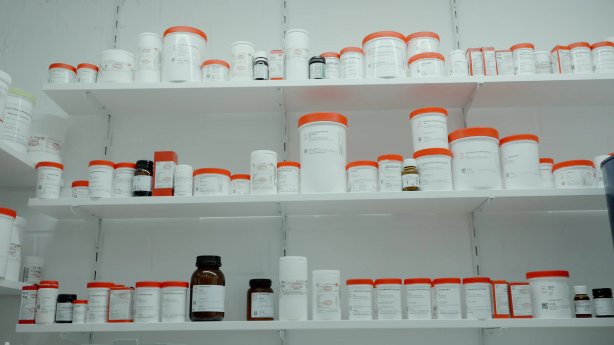 Étagères modernes de pharmacie avec produits rangés