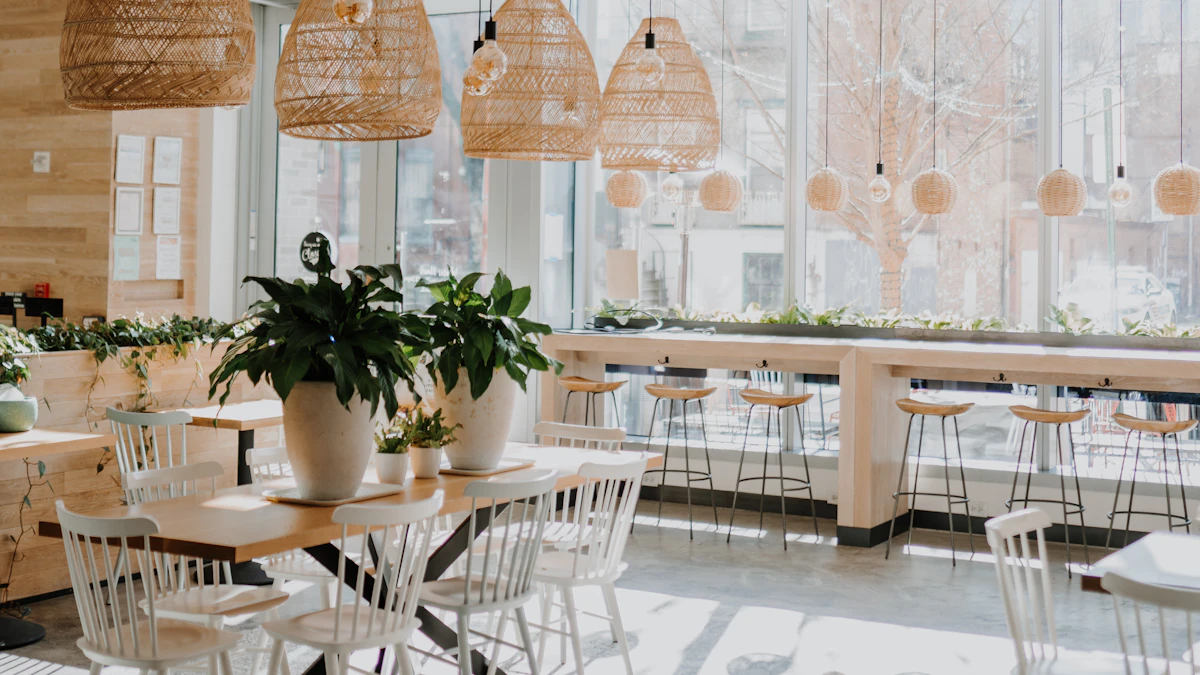 Intérieur lumineux d'un restaurant au design reproductible