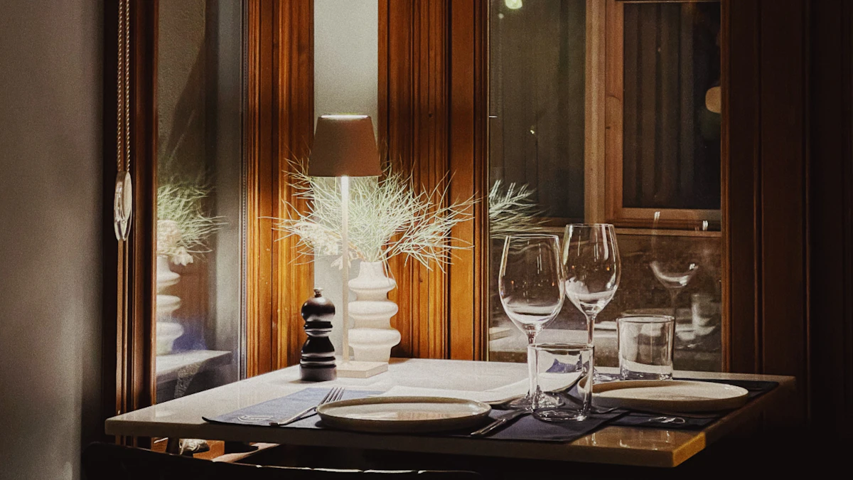 Table de restaurant gastronomique dressée avec élégance