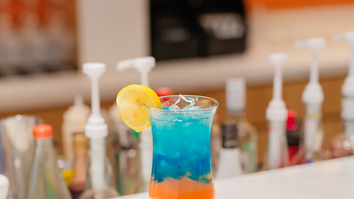 Cocktail coloré posé sur un comptoir de bar