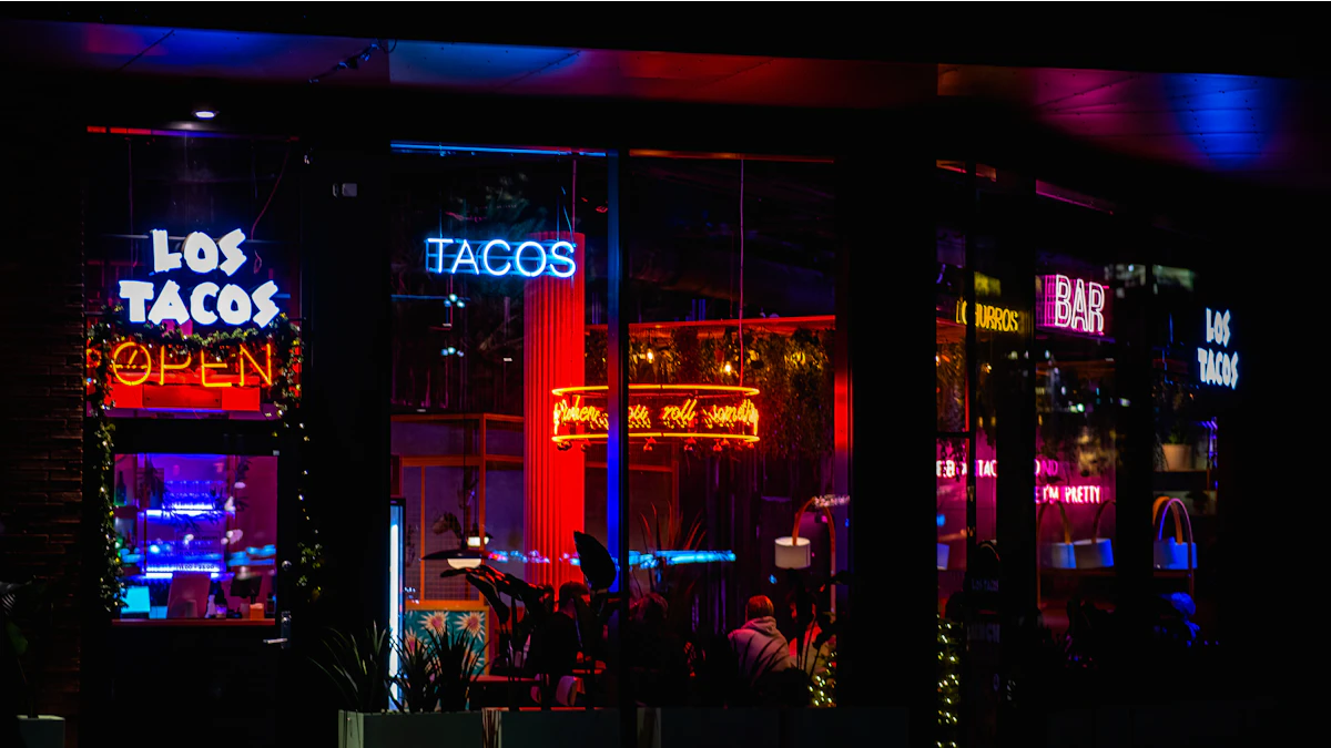 Façade animée et colorée d'un bar latino de nuit