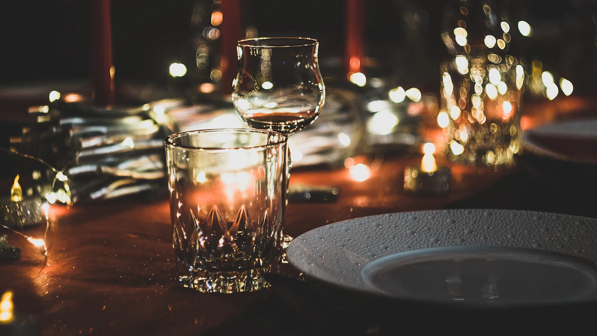 Table dressée aux bougies pour un dîner romantique
