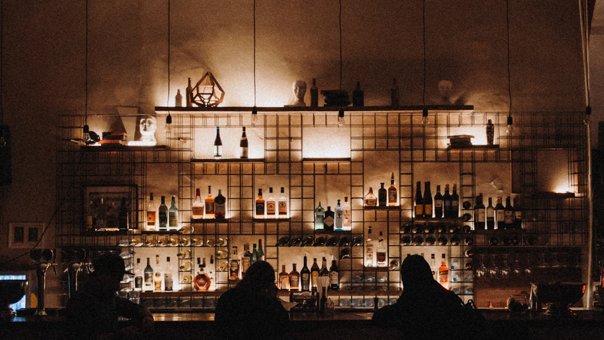 Bar intime à l'ambiance chaleureuse et tamisée