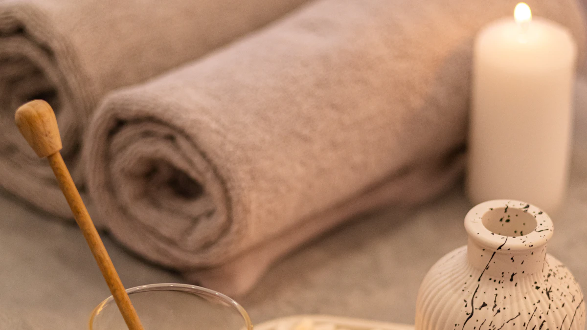 Serviettes roulées et bougie dans un spa zen