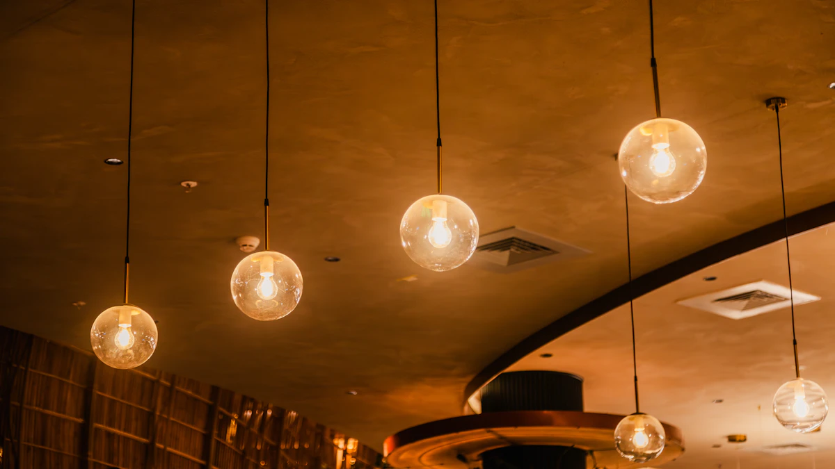 Suspensions lumineuses chaleureuses au plafond d'un restaurant
