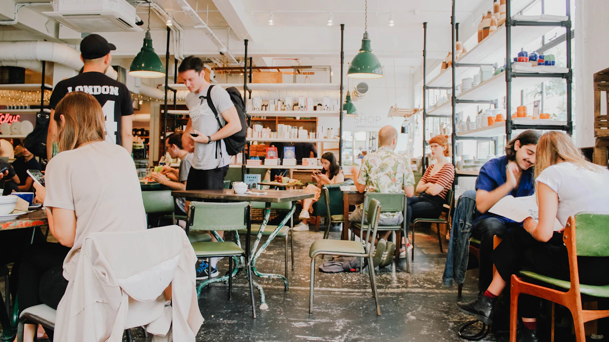 Restaurant animé et bondé de clients