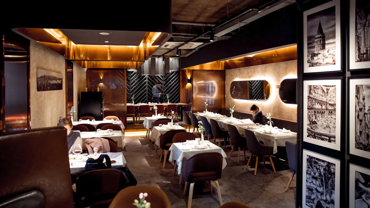 Salle de restaurant à l'ambiance soignée