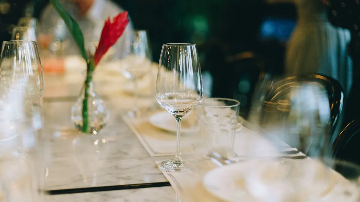 Salle de restaurant à l'ambiance soignée