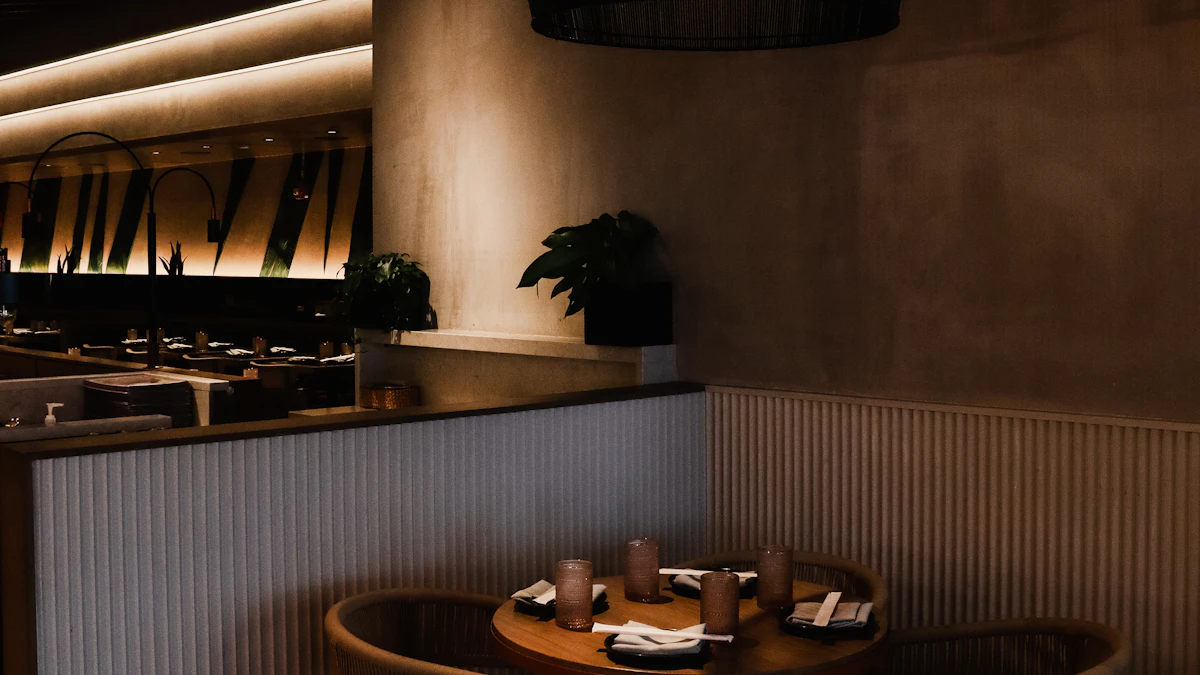 Salle de restaurant élégante à l'éclairage tamisé