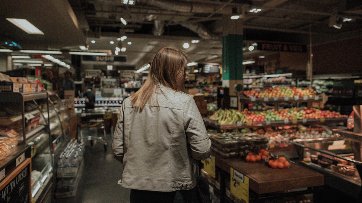 Cliente de dos devant le rayon fruits et légumes d'un magasin