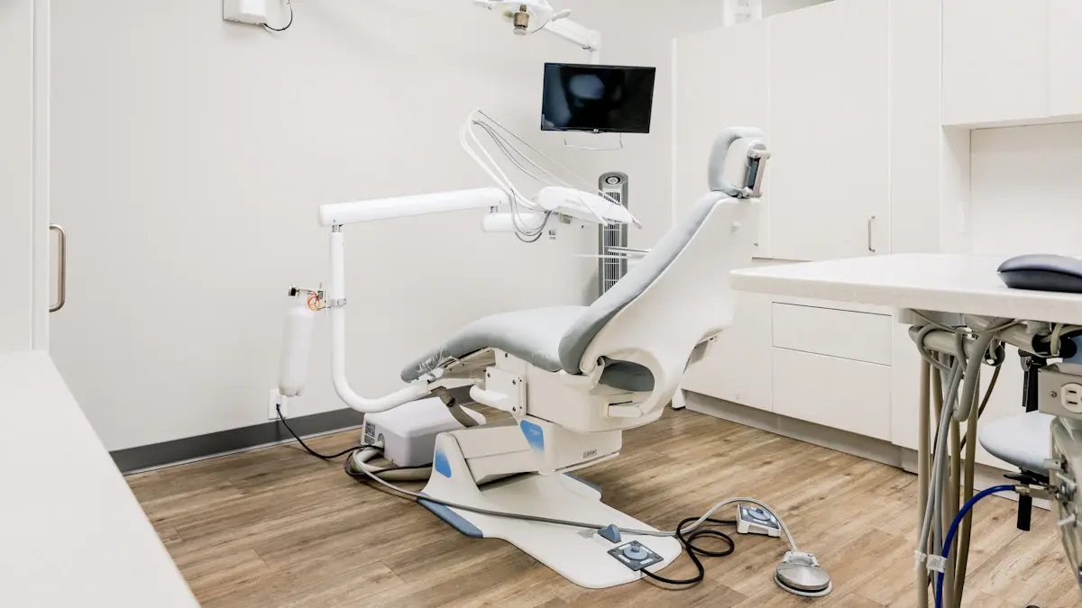 Salle de soins dentaires lumineuse avec un fauteuil gris et un sol en bois clair