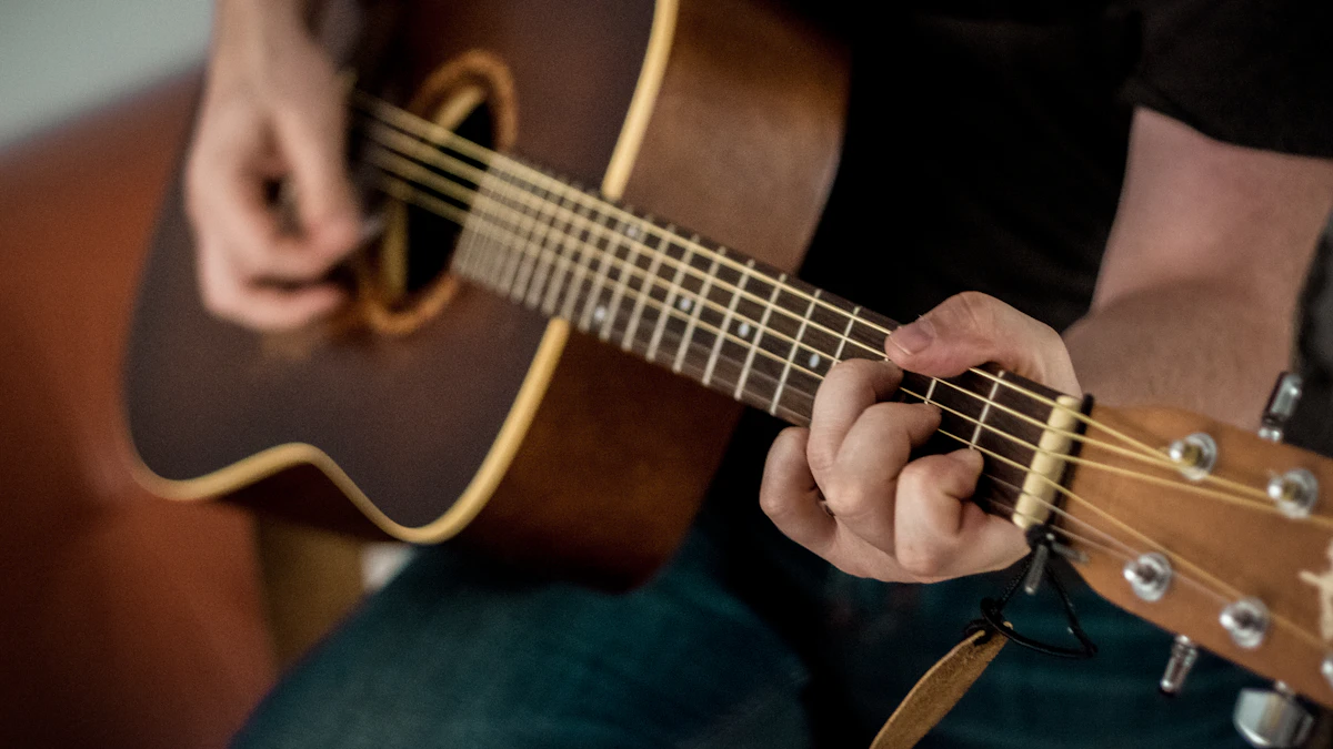 Mains d'un musicien jouant de la guitare acoustique