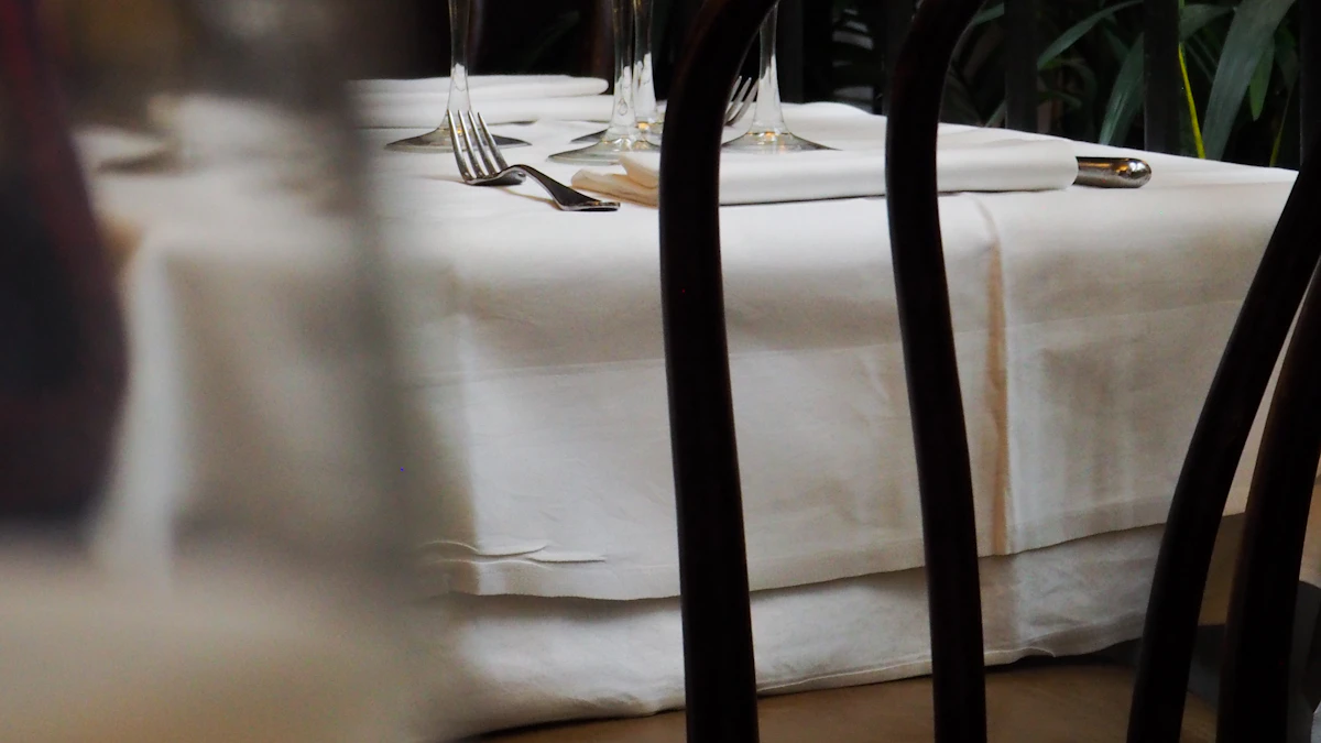 Table de restaurant dressée pour le service