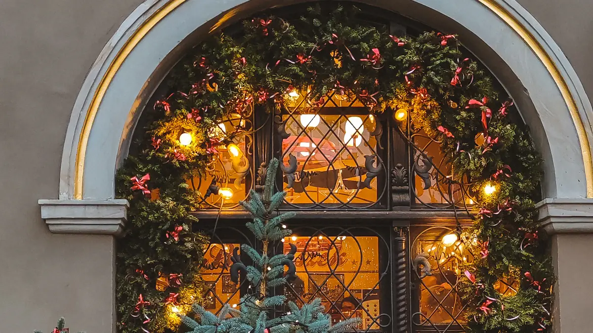 Fenêtre en arc d'un restaurant décorée pour Noël, guirlande de sapin, nœuds rouges et ampoules chaudes