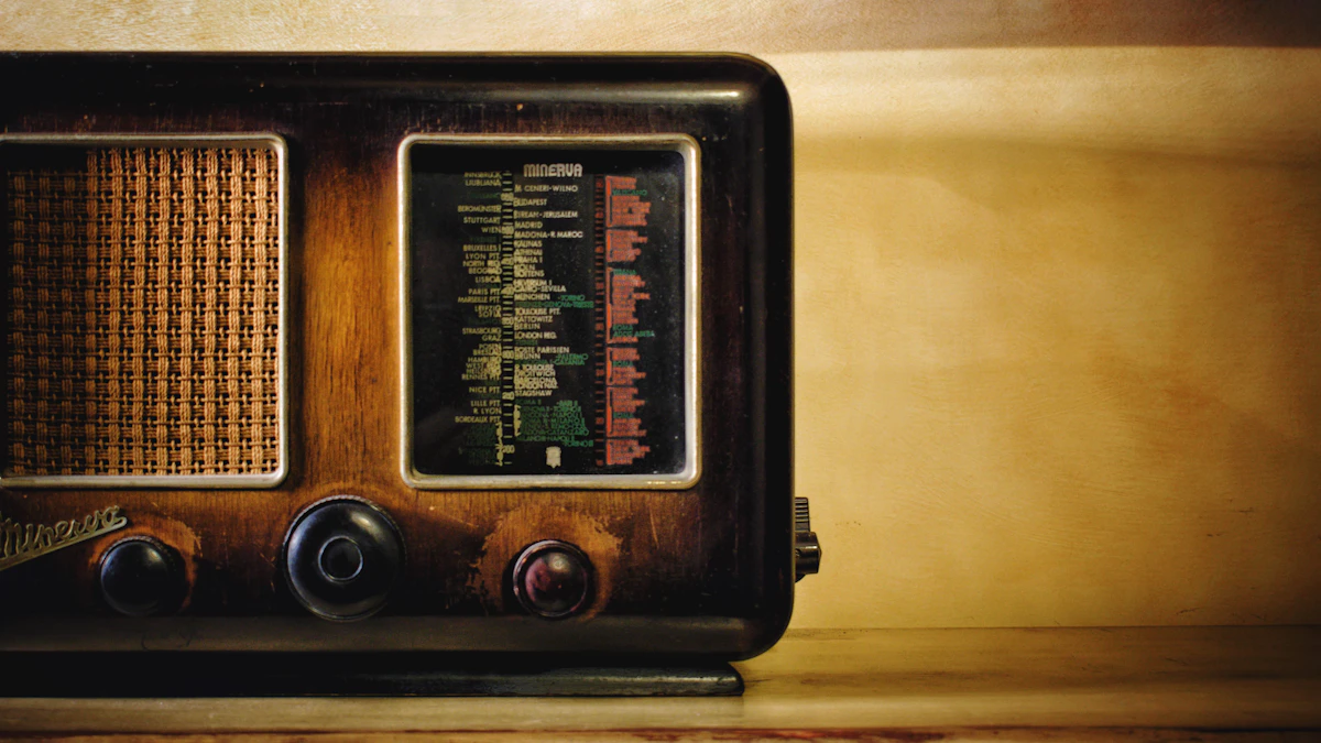 Ancien poste de radio en bois avec son cadran de stations